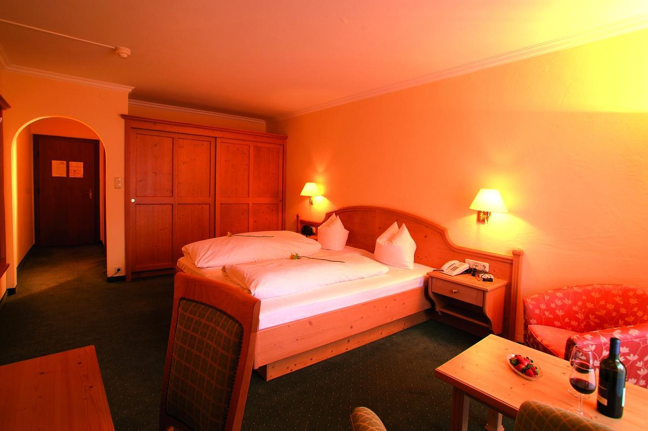 Hotel Goldenes Kreuz Таннхайм Экстерьер фото